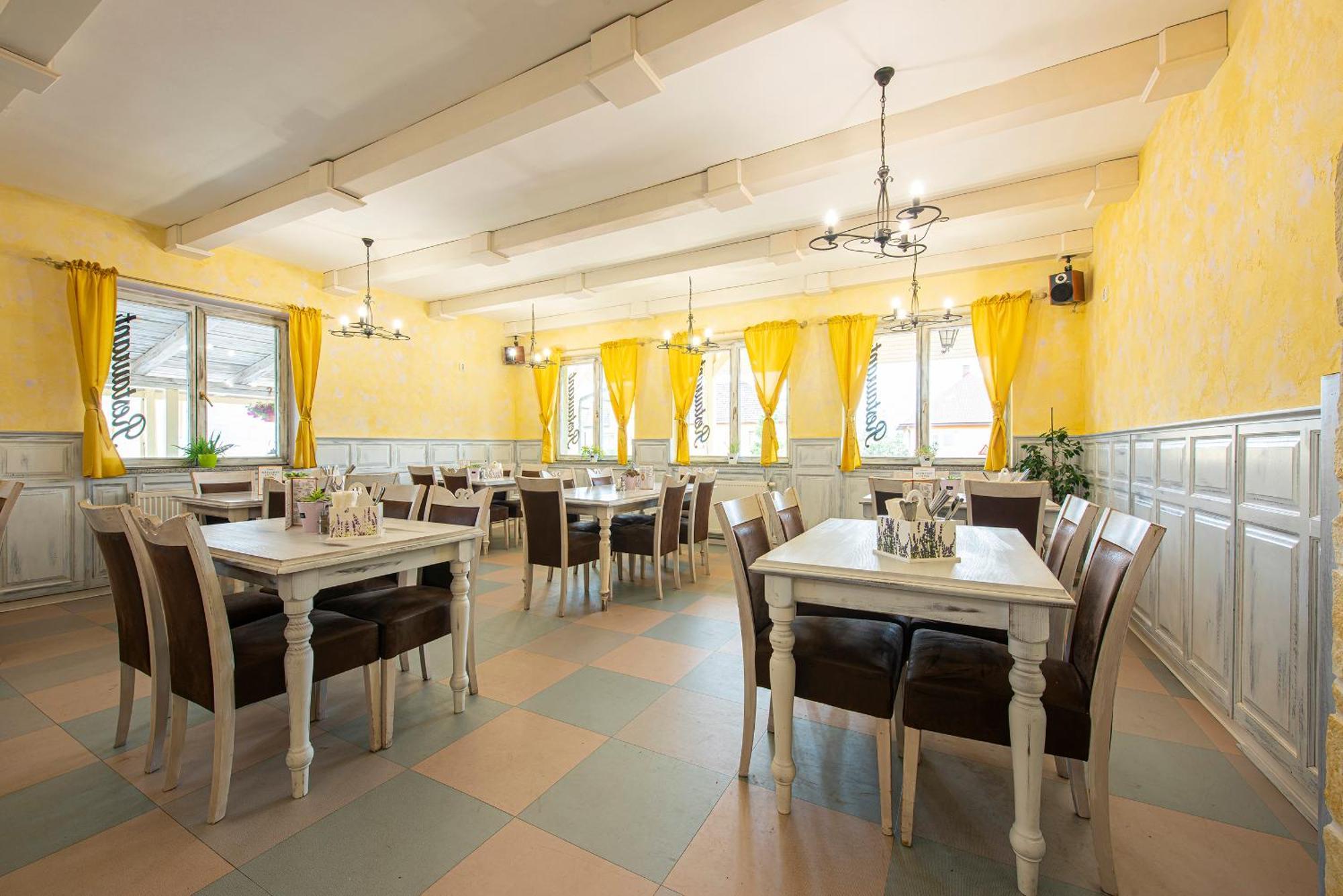 Penzion A Restauracia Lavender Motel Poprad Dış mekan fotoğraf