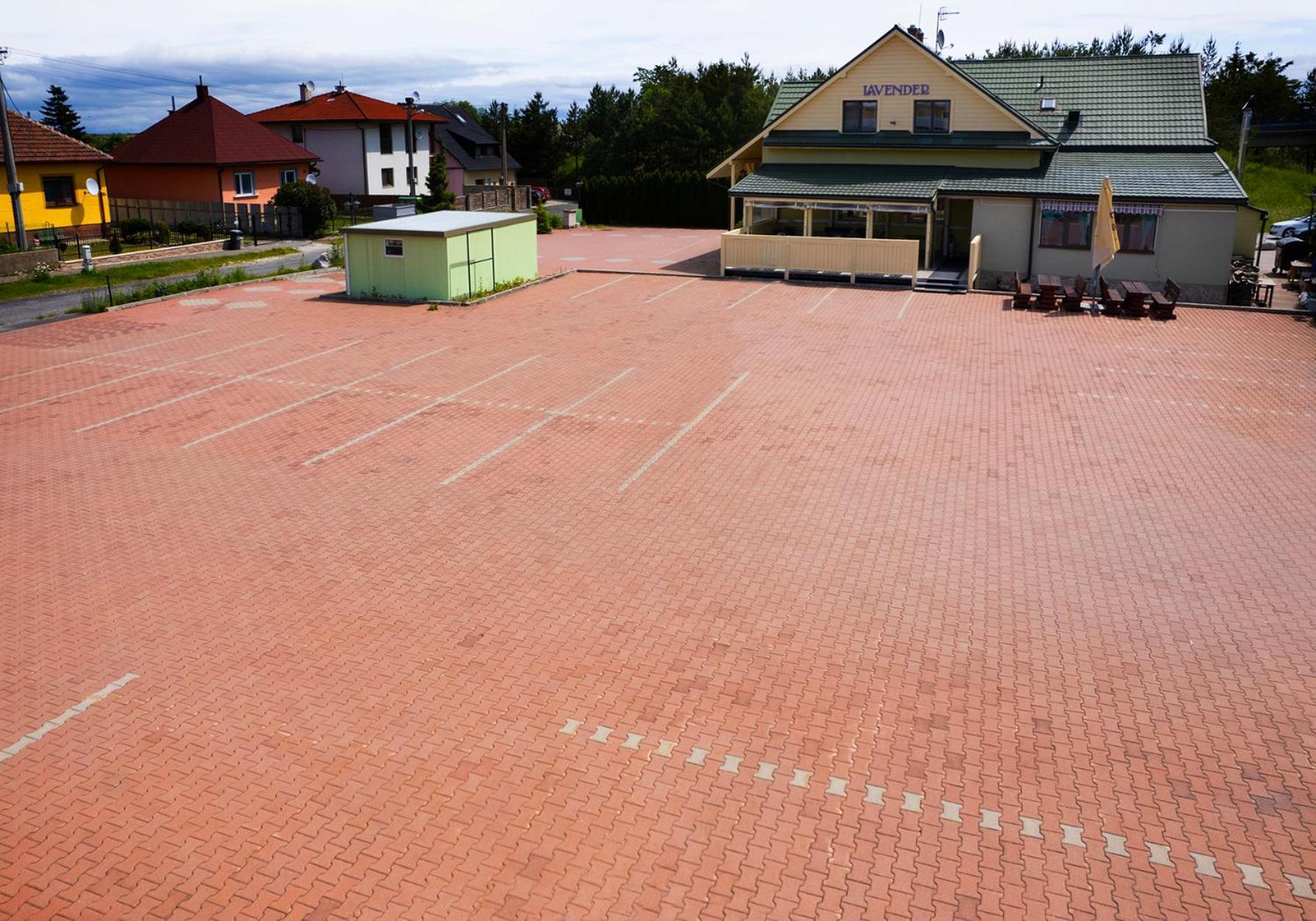 Penzion A Restauracia Lavender Motel Poprad Dış mekan fotoğraf