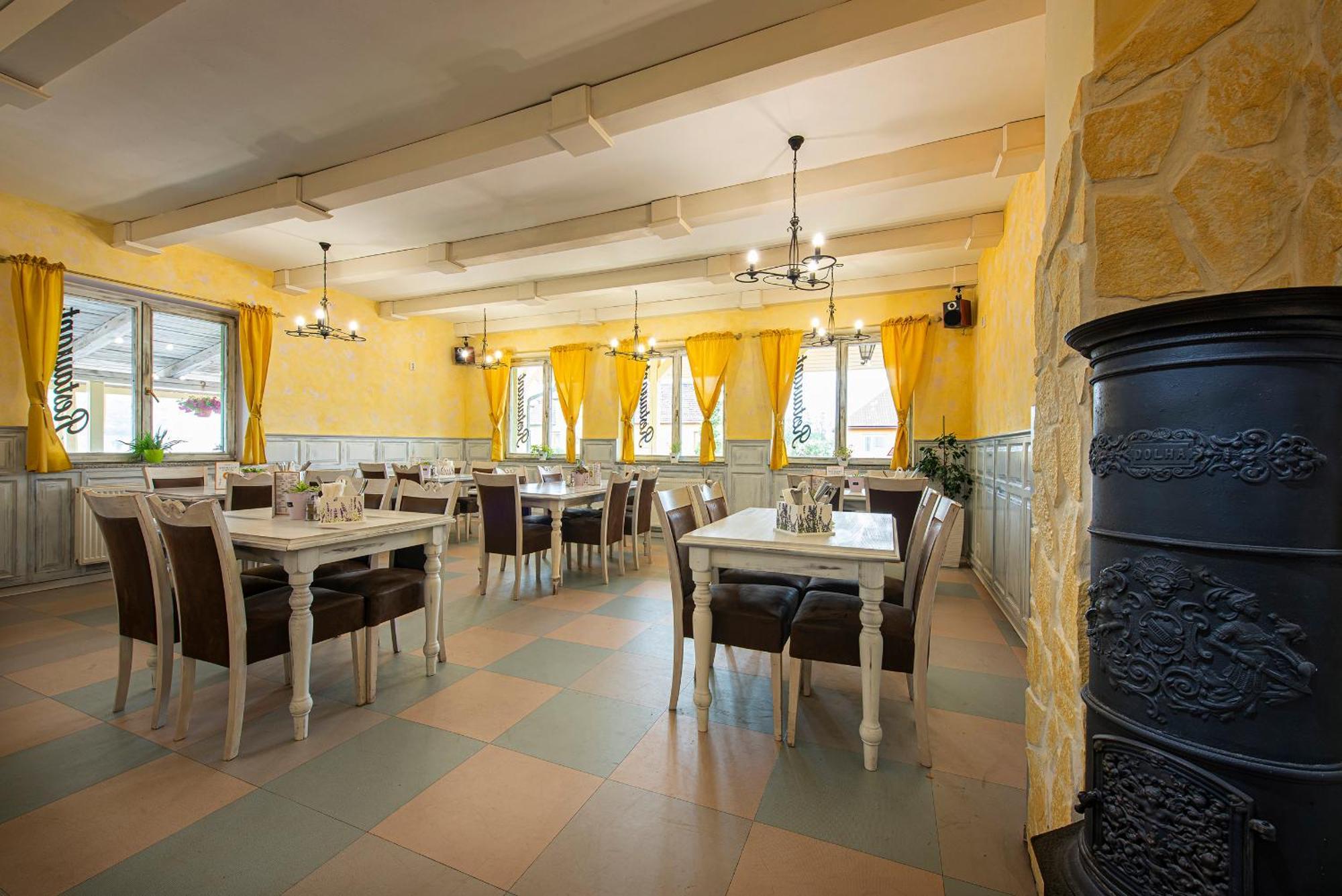 Penzion A Restauracia Lavender Motel Poprad Dış mekan fotoğraf
