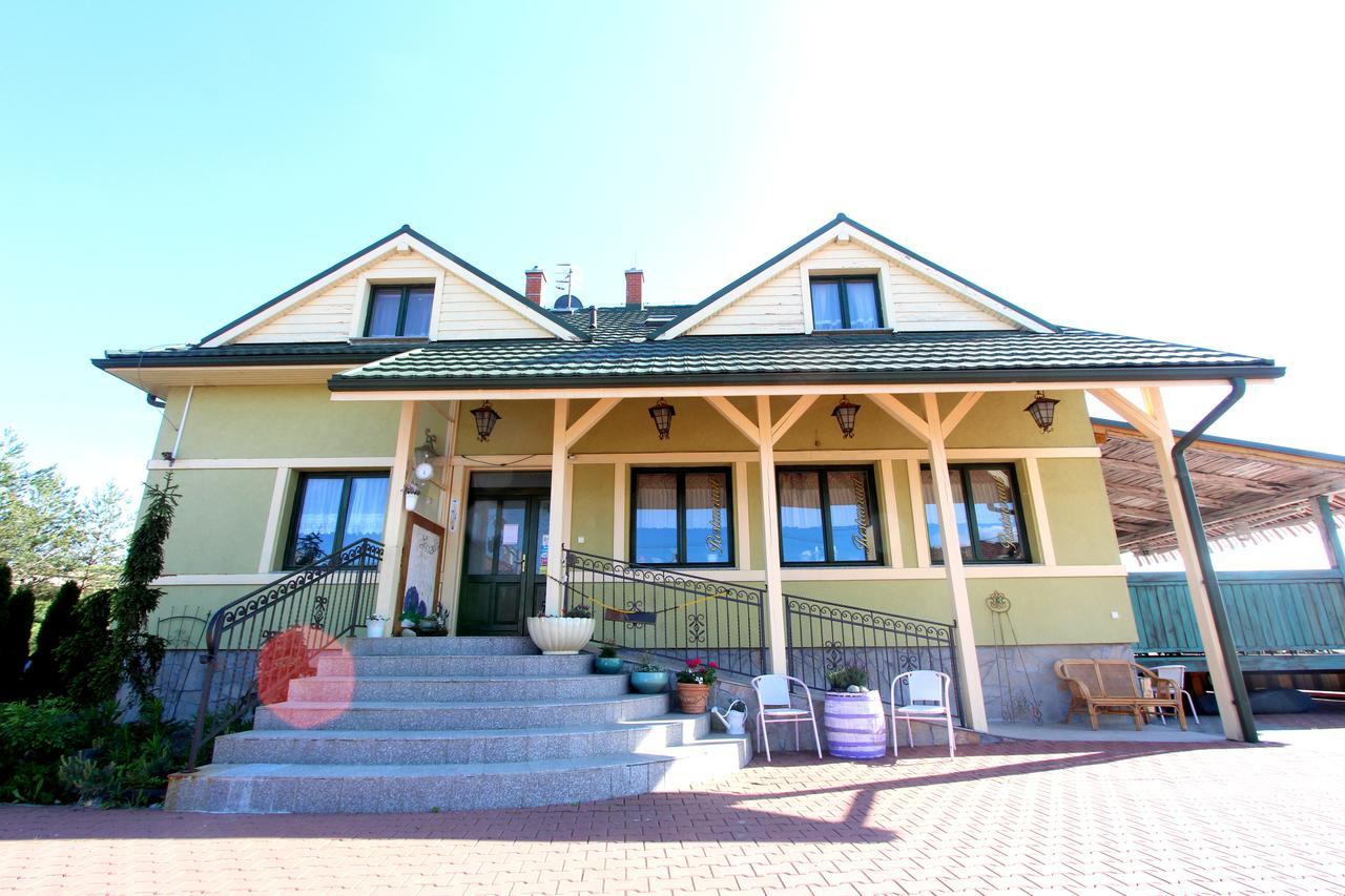 Penzion A Restauracia Lavender Motel Poprad Dış mekan fotoğraf